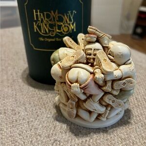 Harmony Kingdom Hold the Line Figurine Box